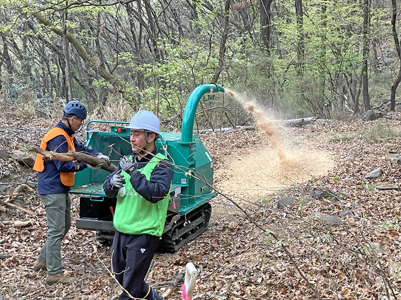 チッパー処理とチップ散布の様子