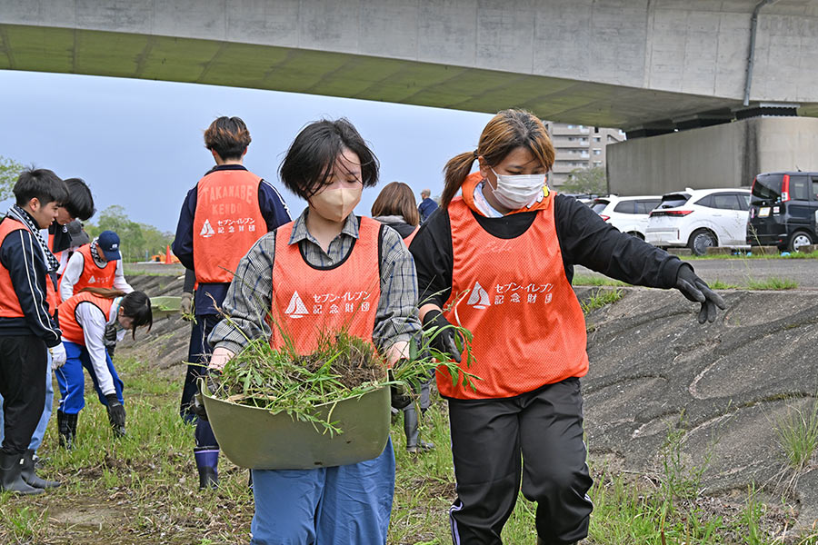 除草チームの活動の様子