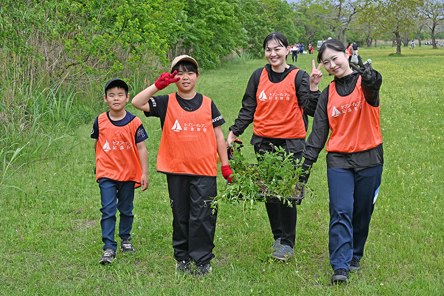 希少な植物の採取・運搬の様子