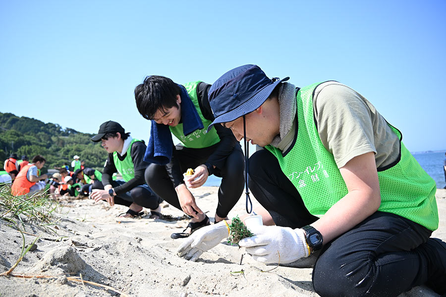 目を凝らしながらマイクロプラスチックを回収