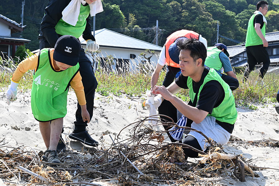 目を凝らしながらマイクロプラスチックを回収
