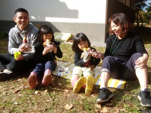 自然学校の畑で獲れたサツマイモで焼き芋