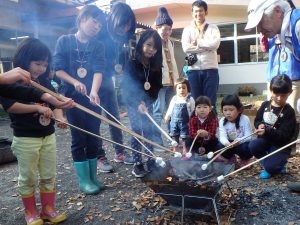 キャンプファイヤーで人気のスモアづくりにも挑戦